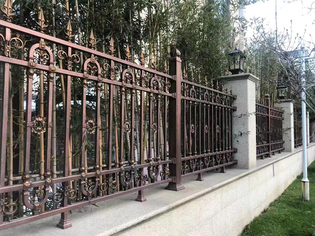古铜色铁艺围栏